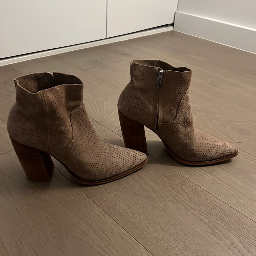 Vince Camuto block heel ankle boot - taupe suede - size 10
